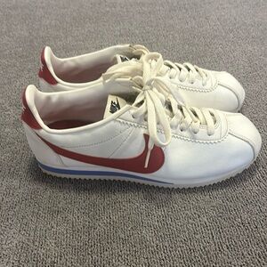 Nike vintage Cortez sneakers. So cute.  In very good condition.